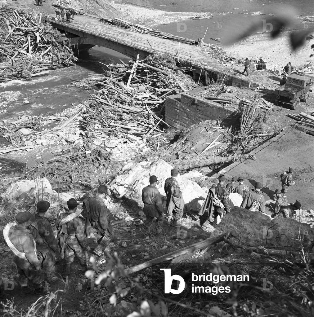 Alpine troops work after the tragedy, Longarone, Vajont, 9th October 1953 : Crossing The River