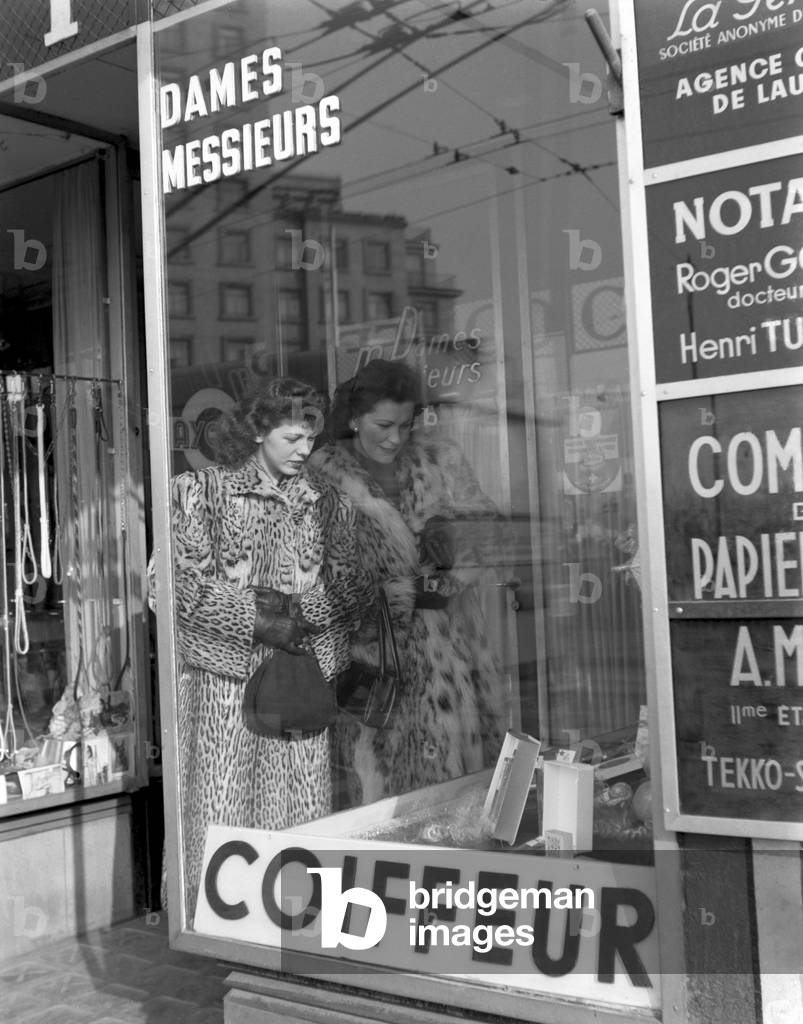 Two American young women standing outside a hairdresser window, Lausanne, 4th January 1949 : To The Hairdresser