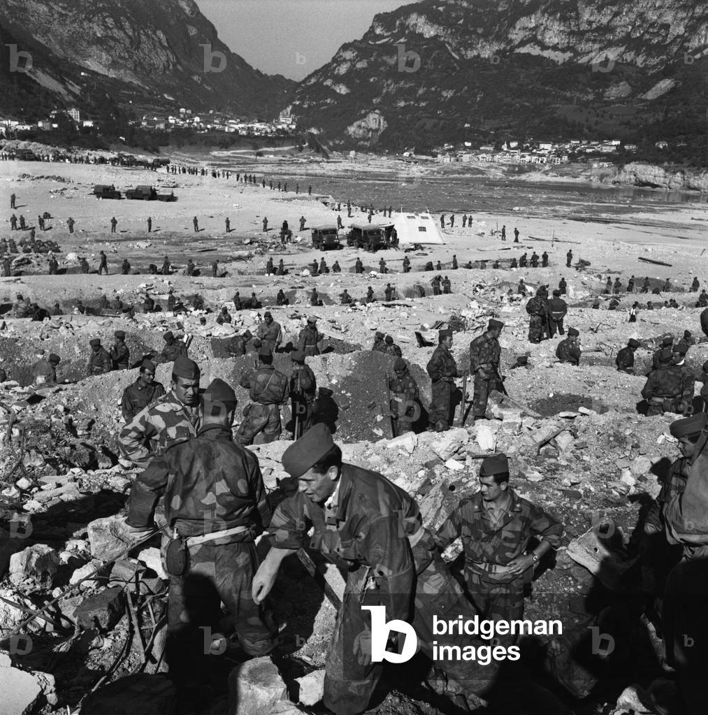 Soldiers look for the few survivors, Longarone, Vajont, 9th October 1953 : Looking For Survivors