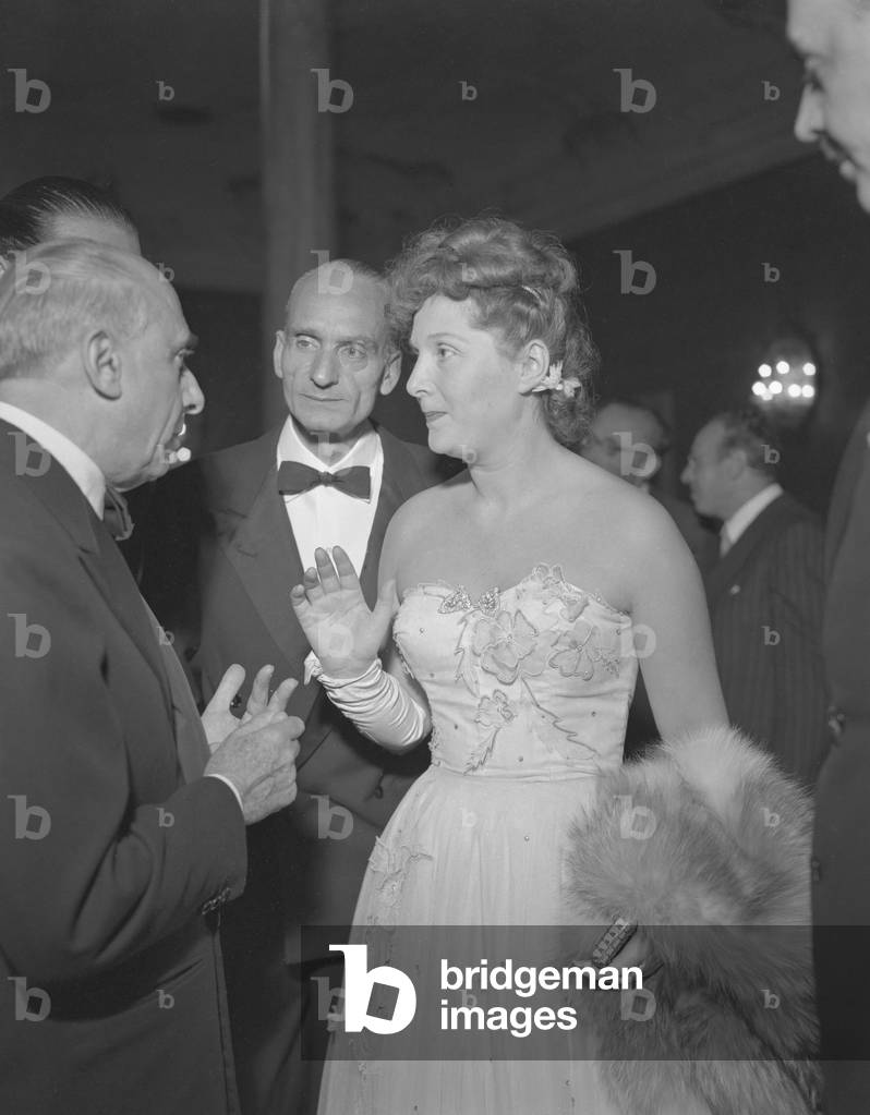 Elsa De Giorgi talking to Goffredo Bellonci and Lucio Ridenti at the party for the 'Acqua Panna' prize-giving, Venice, 1950s : With Bellonci And Ridenti
