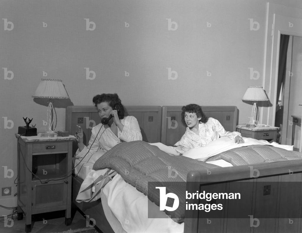 Two American young women calling the room service in Lausanne, 4th January 1949 : Calling The Room Service