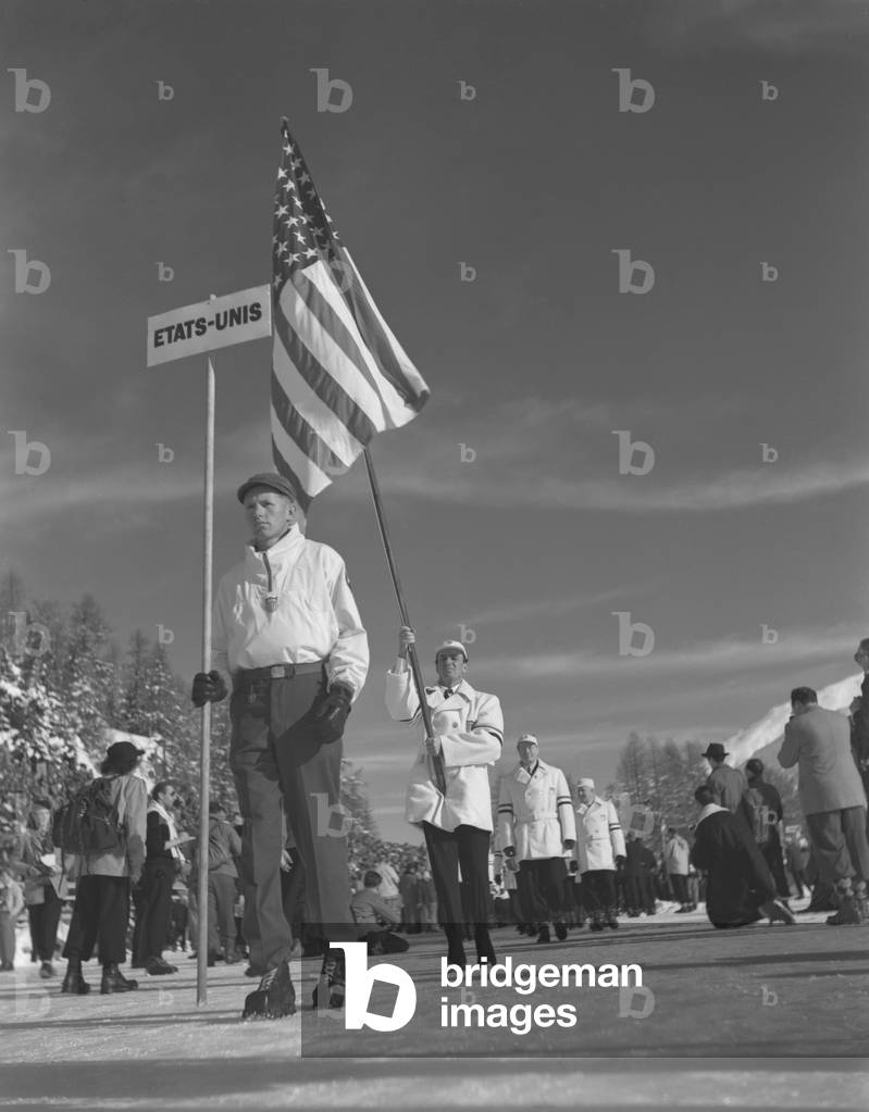 Sportsmen fron the United-States parading in a line at the Olimpic Games in St. Moritz, 1950s : U.S. Team