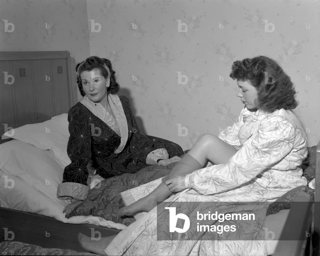 Two American young women sitting on a hotel bed in Lausanne, 4th January 1949 : Before Sleeping