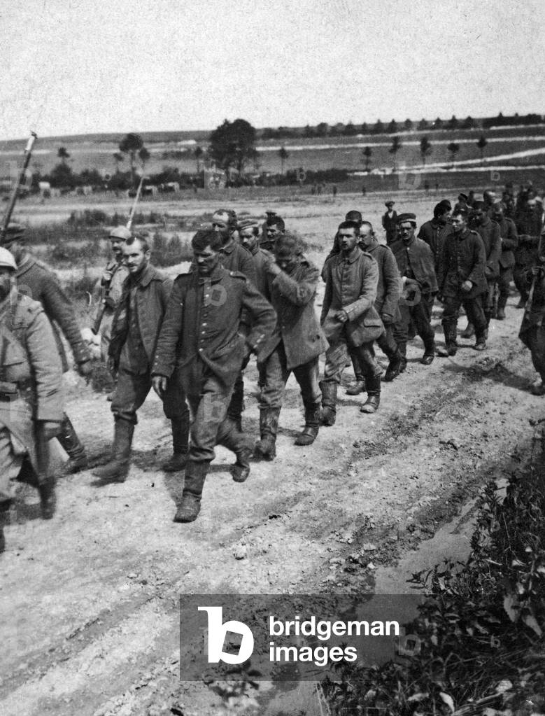 German prisoners led by French soldiers, France, 1916 (b/w photo)