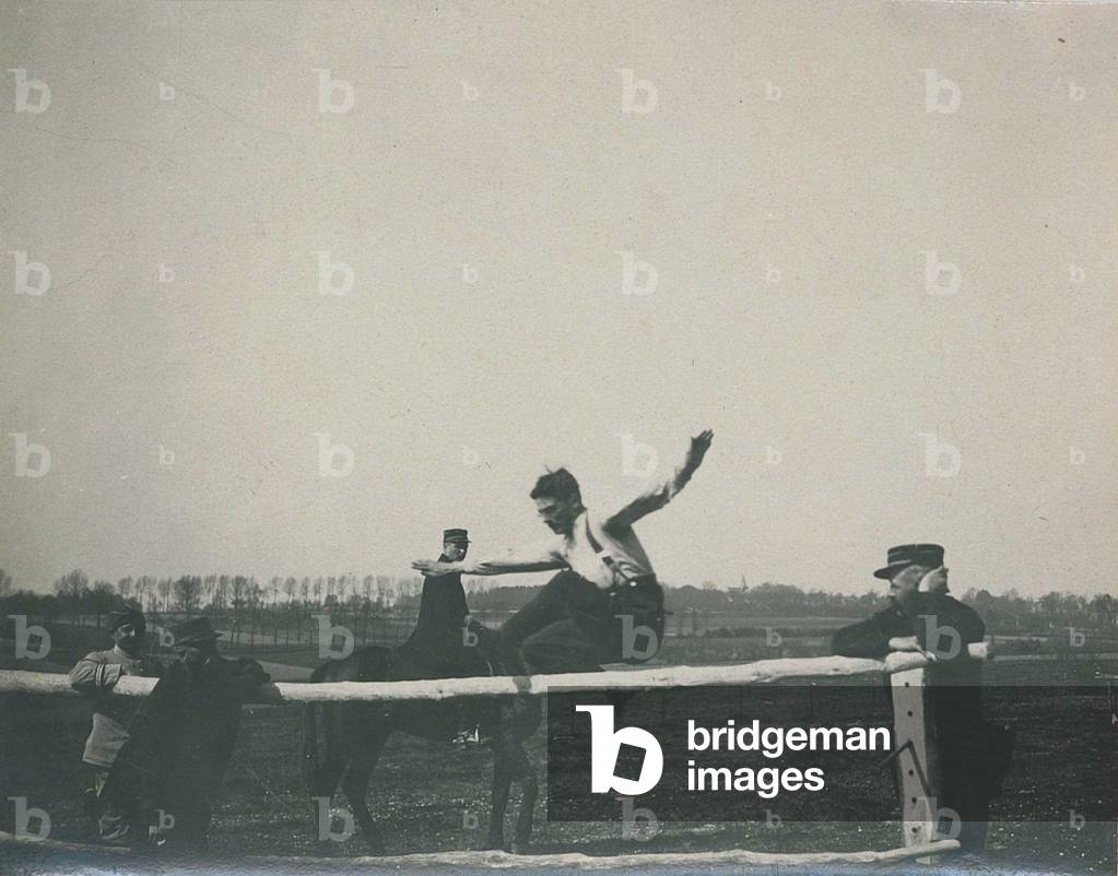 Sports competitions organized at the back of the French front (b/w photo)