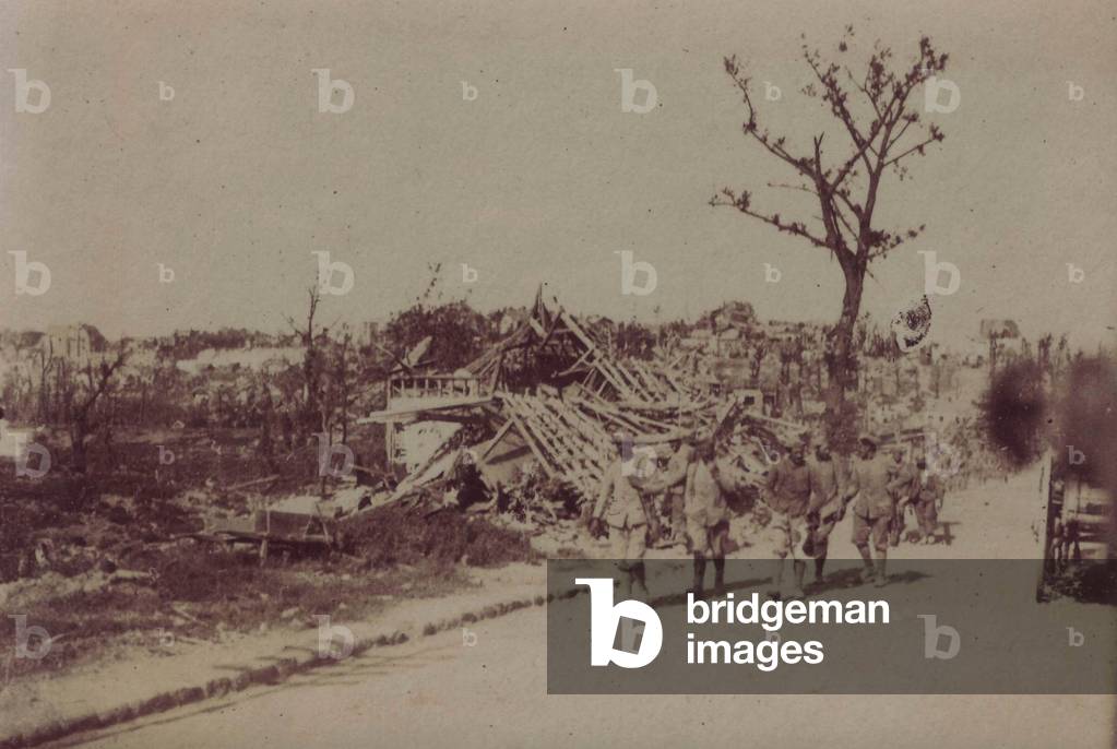 French soldiers in the ruins of Montdidier in 1915