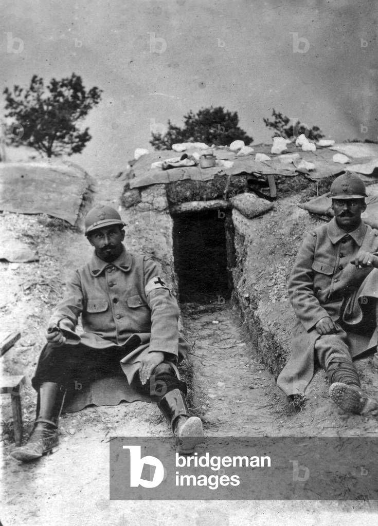 2 French male nurses outside their first-aid post, ww1 (b/w photo)