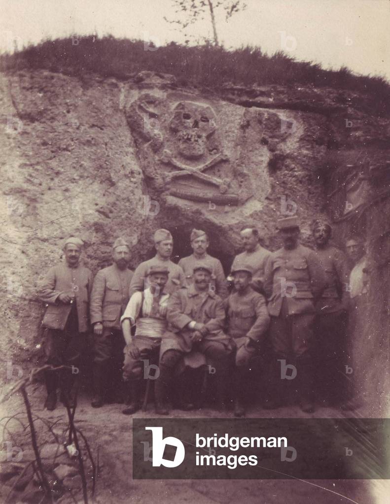 soldats devant la caverne ornee qu'ils occupent