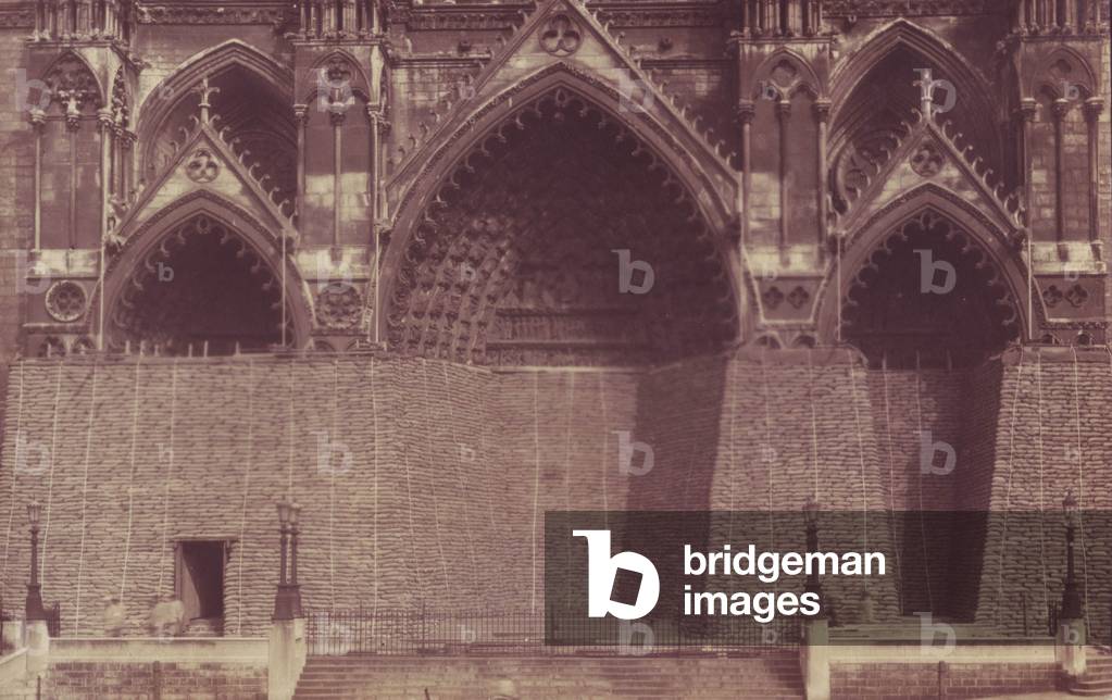1915-The facade of the cathedral of Amiens protected with sandbags