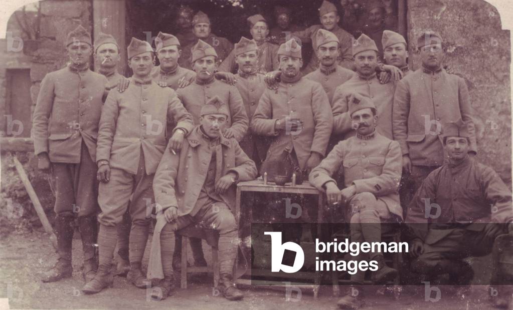 Soldats du 122eme Regiment d'infanterie posant avec des briquets fabriques-Artisanat de tranchee