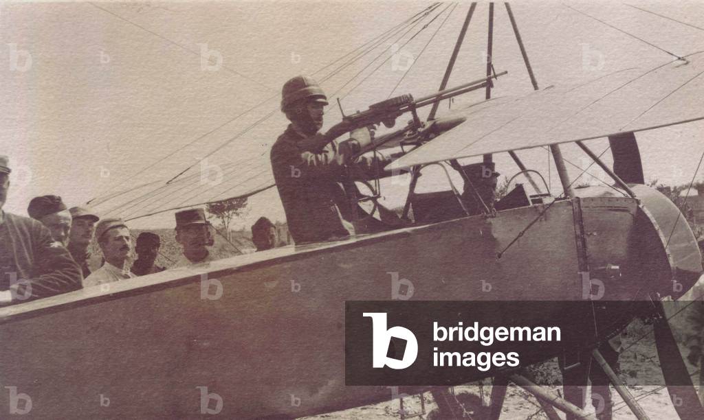French soldiers around the machine gun of an aircraft - 1915