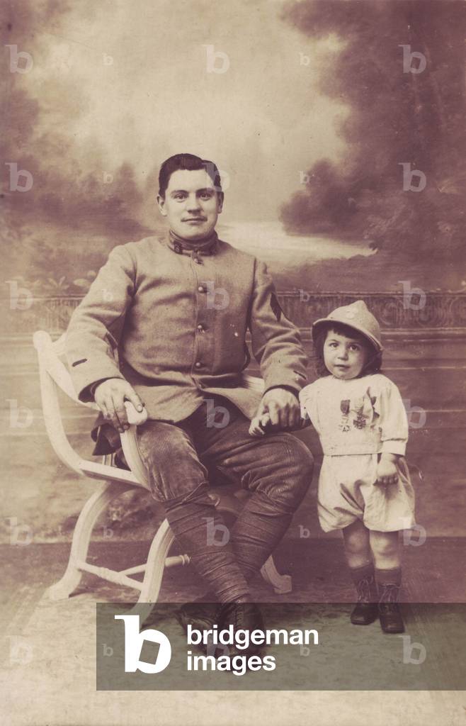1916-Soldier posing with his daughter in a studio