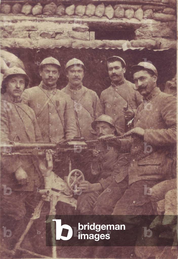Machine gunners from the 210th infantry regiment, serving a Saint-Etienne machine gun, in a tranchee