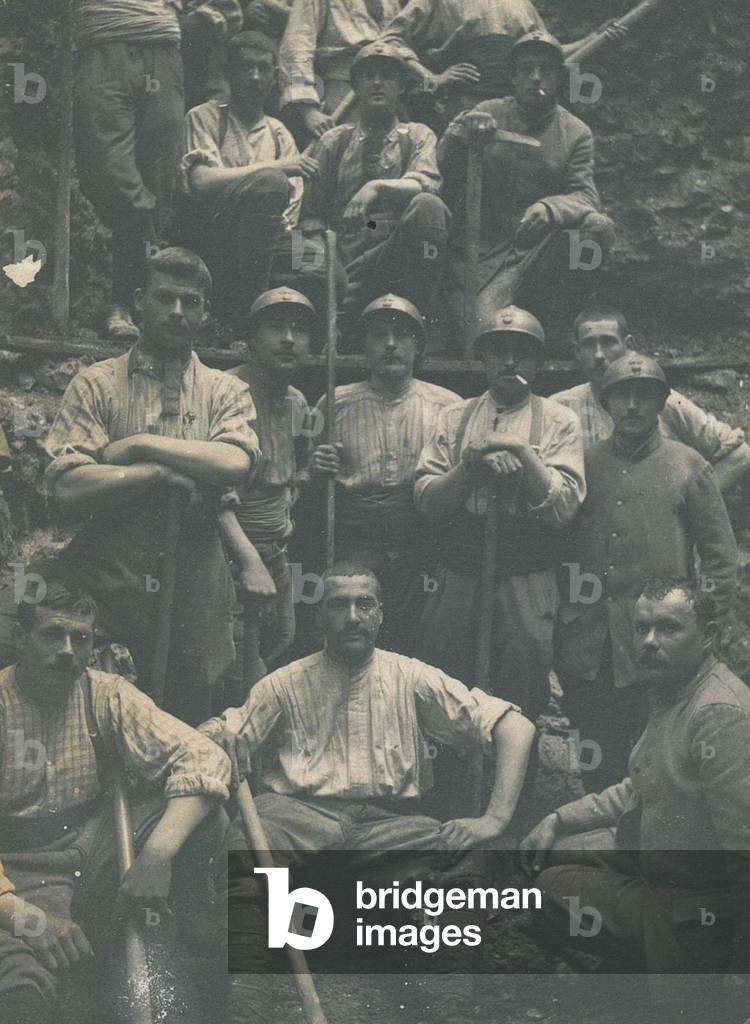 French soldiers digging a sappe 1915 - World War I (1914-1918)