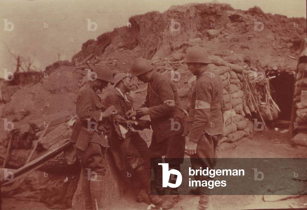 Somme-7 July 1916- Wood Sausage - Soldier wounds in arm, panse by nurses