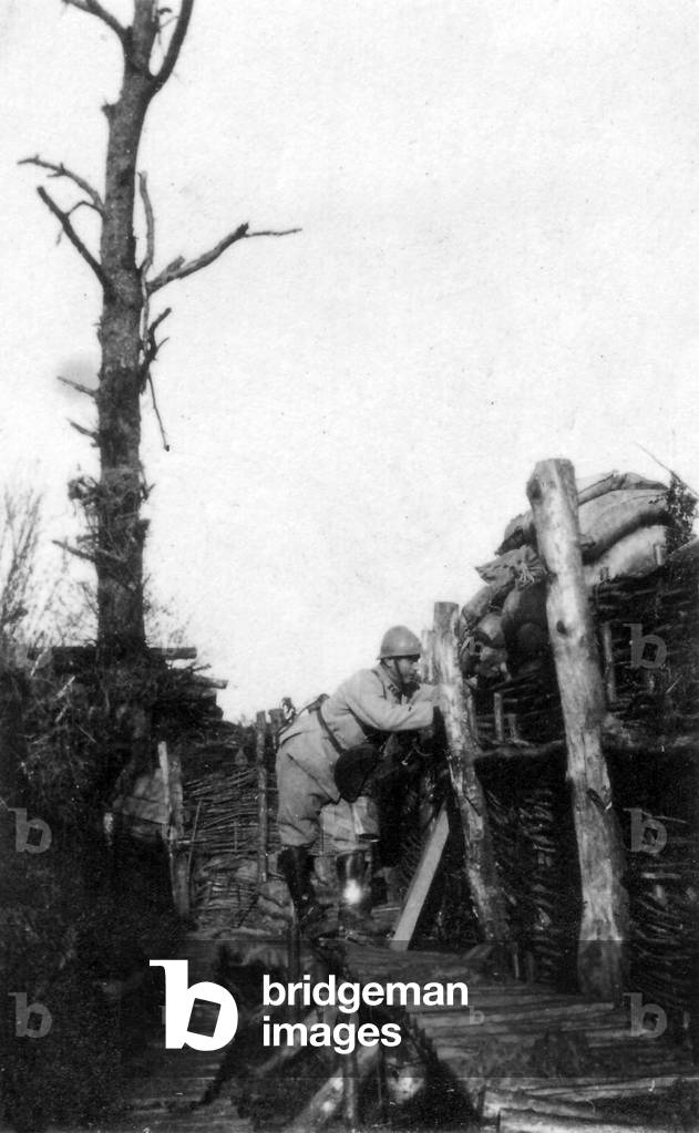 French observer in a trench in Tracy-le-Val, France, September 1915 (b/w photo)