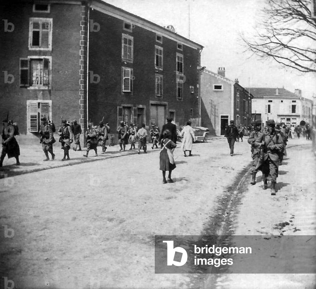 1915 soldiers going to the front, crossing a village
