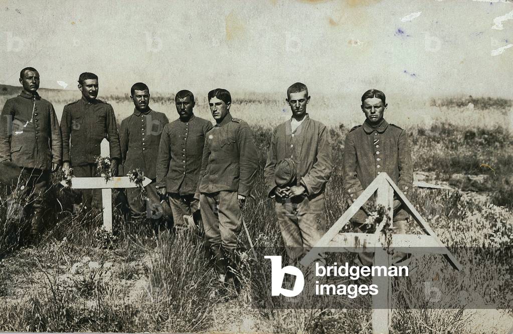 Salonicam, Bulgarian and German Soldiers in front of the tombs of their comrades (b/w photo)