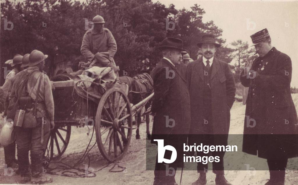 Aristide Briand avec des officiers, visitant les arrieres du front