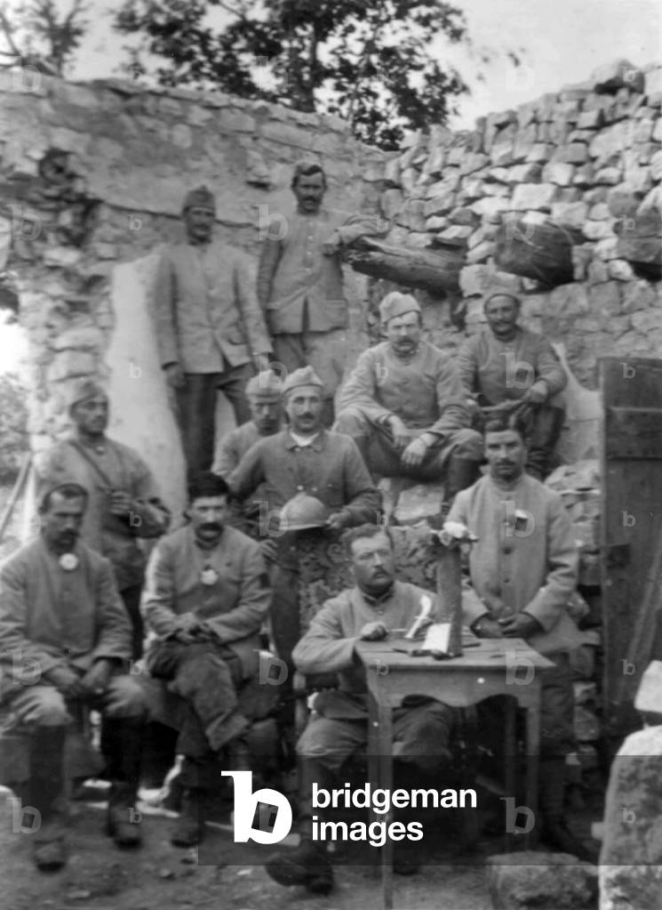 French soldier showing handcraft, ww1 (b/w photo)