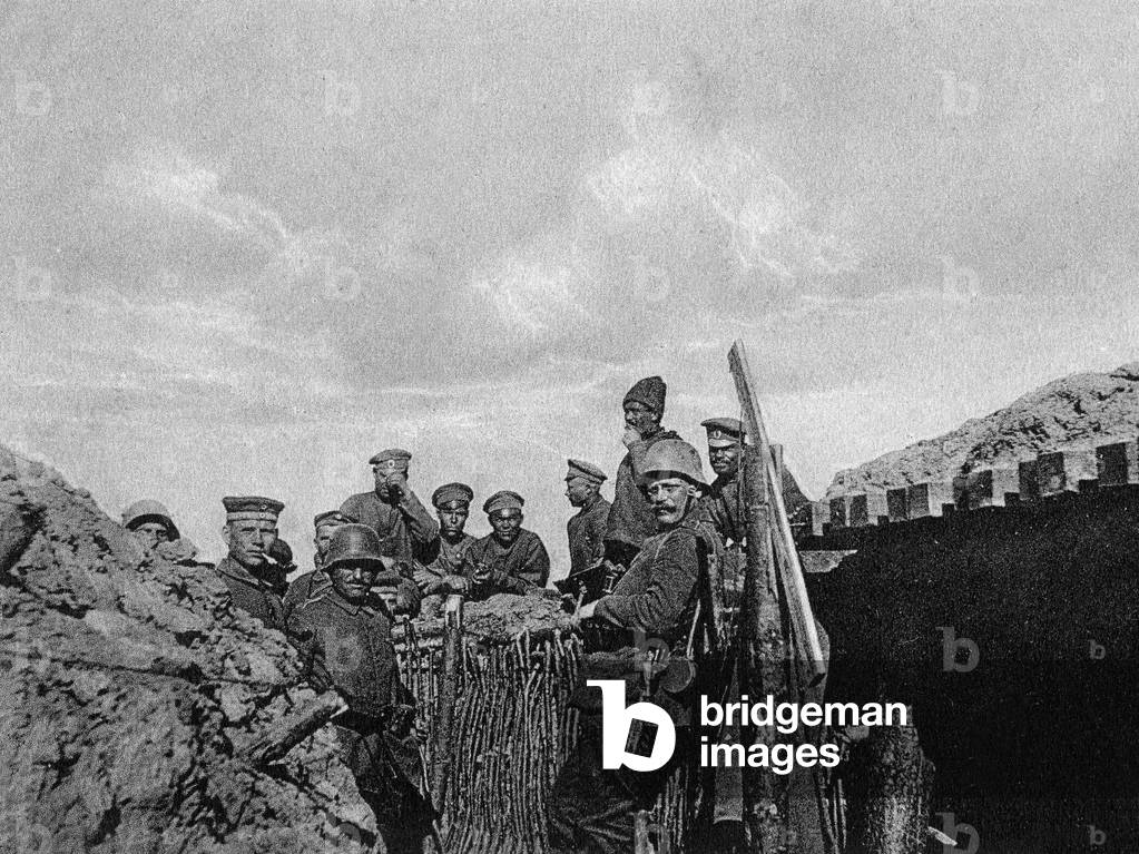 Fraternization between German soldiers and Russian soldiers on the Eastern front, May 1917  (b/w photo)