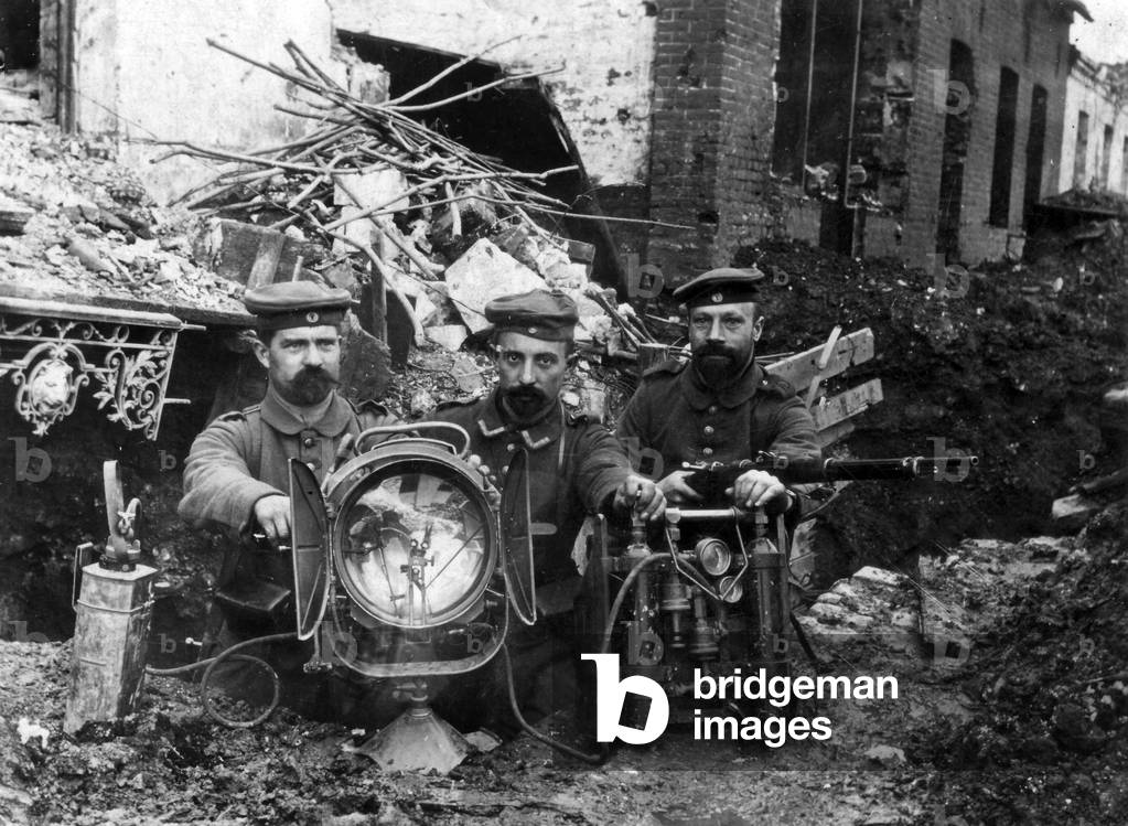 German soldiers with a spotlight, 1916 (b/w photo)