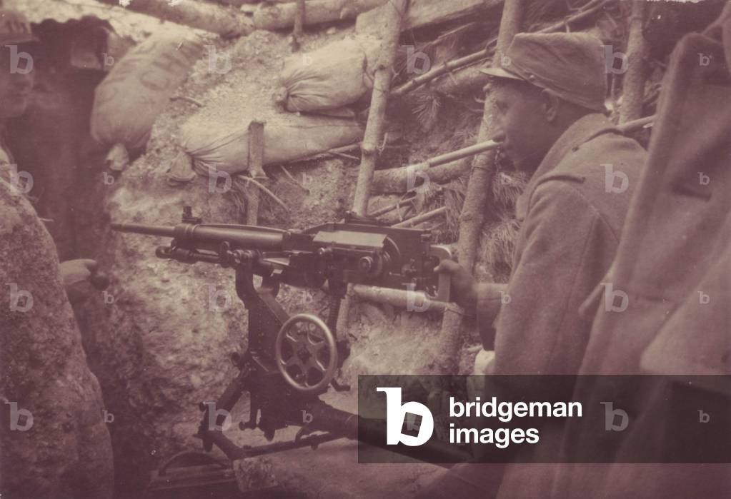 Saint-Etienne machine gun and its servants in the trenches of the wood Vidalet