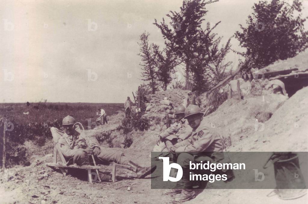 A moment of repite on the outskirts of the Soldiers' Trenches francais