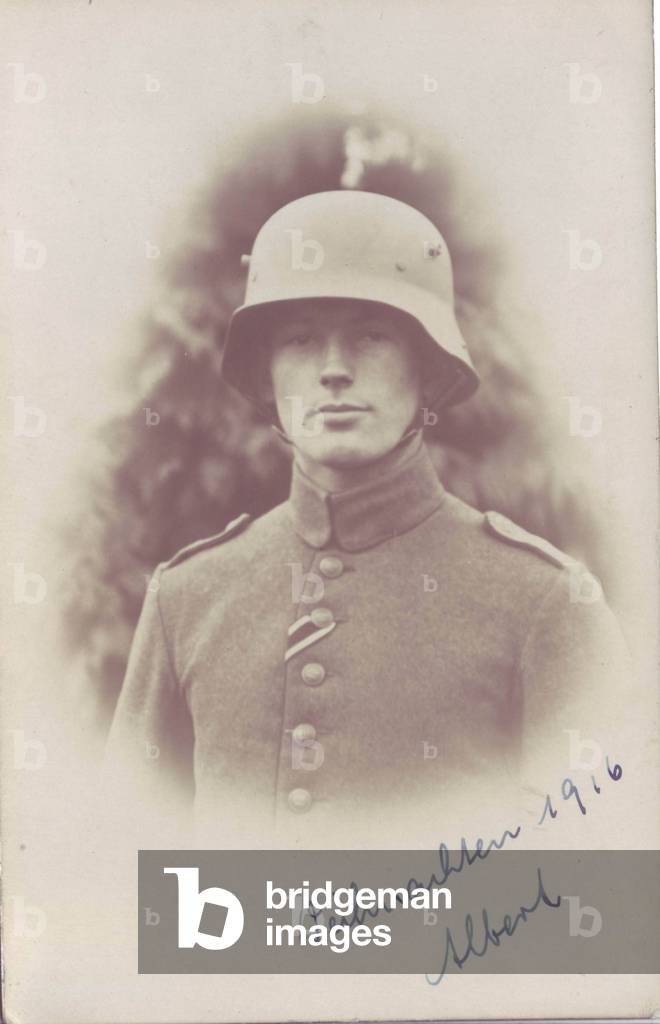 Jeune officier allemand posant en casque d'acier au Noel 1916