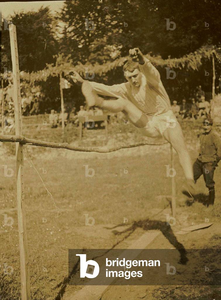 Sports competitions organized in the back of the French front (b/w photo)