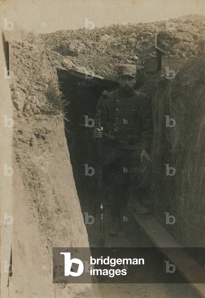 French infantryman in a trench, late 1914 (b/w photo)