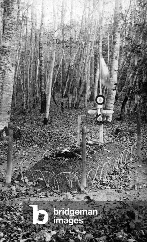 Temporary grave of a French soldier (Georges Dupuis de Genod) in a forest, France, ww1 (b/w photo)