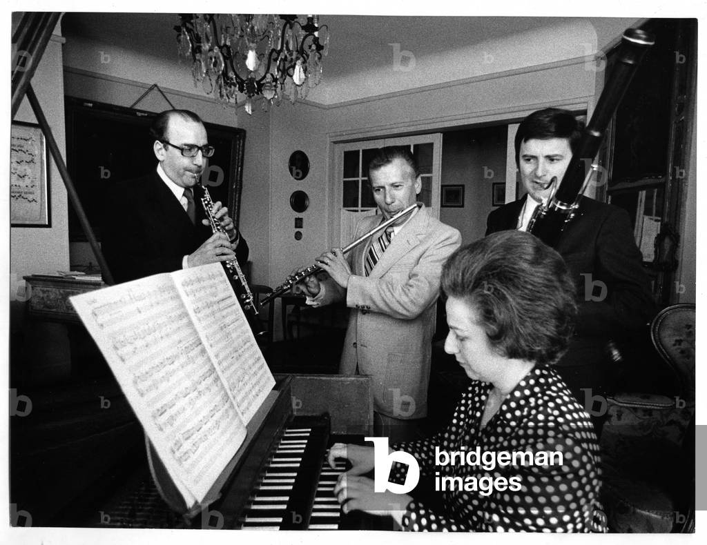 Huguette DREYFUS with musicians, 1973