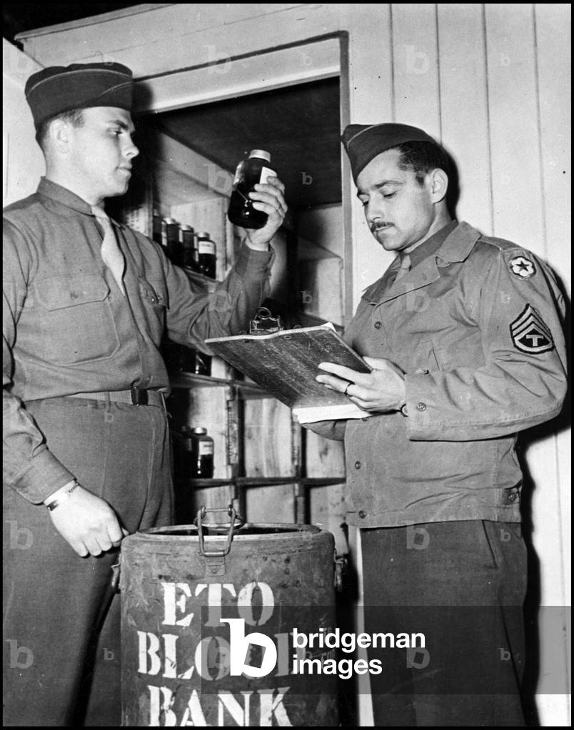 Second World War (1939-1945): two soldiers from the US Army health service prepare blood doses for the medical units of the European Front. Photography 1944.