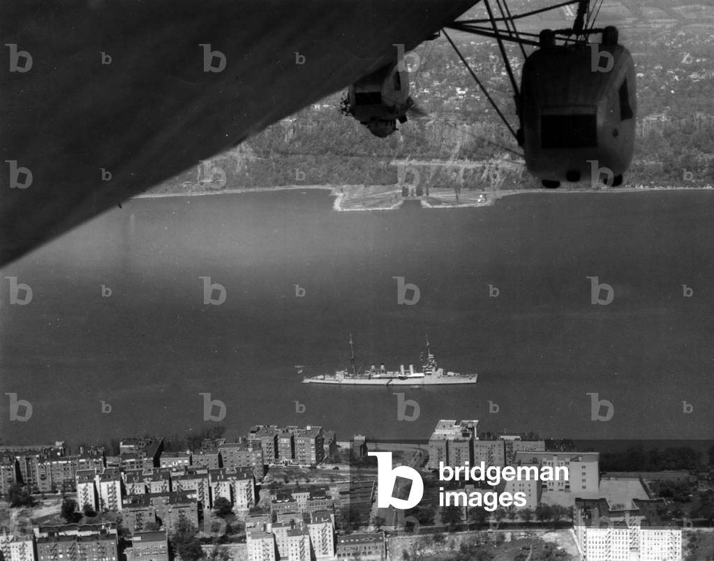 New York (USA), circa 1929: Photograph of a US Navy ship on the Hudson taken from the USS Los Angeles airship (ZR-3) in flight - New York, USA, circa 1929: picture of one of the Navy warships in the Hudson River taken from the dirigible USS Los Angeles (ZR-3)