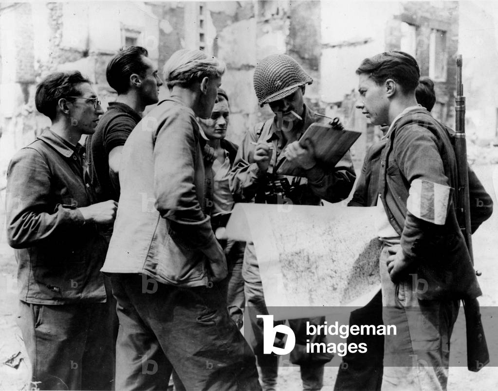 Second World War (1939-1945): Barenton (Manche) France 9 August 1944: Young inhabitants and FFI give information to a lieutenant of the 2nd French DB