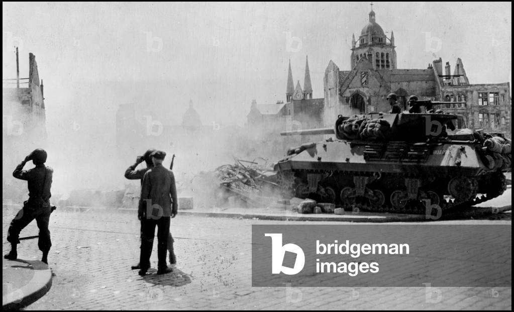 Second World War (1939-1945): During the liberation of the city of Orleans (Loiret), by the 8th Corps of the 3rd US Armee, a Tank Destroyer M10 fired at an enemy resistance point in front of civilians on 16 August 1944.