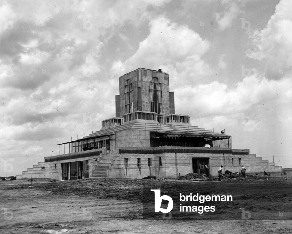 Northbrook, Illinois, USA, 1929: Construction of the Clubhouse at Sky Harbor Airport - Northbrook, Illinois, USA, 1929: Sky Harbor Airport Clubhouse