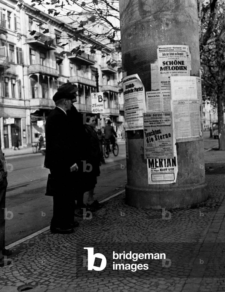 Second World War (1939-1945): Wiesbaden (Germany) 1946: For the first time since 1933, inhabitants can stop and read a column of information without the svastika