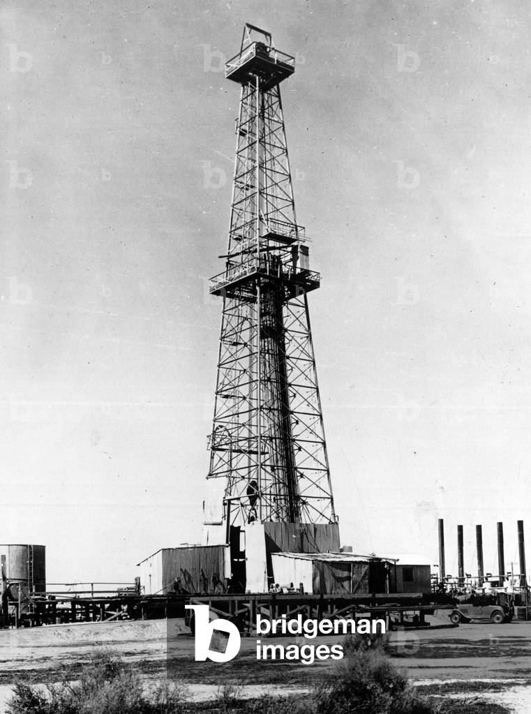 Semitropic (California) USA around 1927:50 miles away from Bakerfield, this derrick (oil well) was drilled nearly 3000 meters