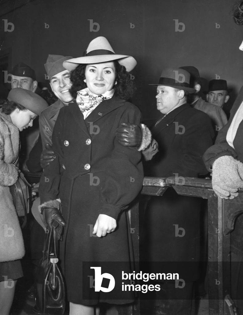 WWII:Paris (France) 1946: At the Gare St Lazare, a soldier of the US Army accompanied his French wife who left for the United States by the Transatlantic train