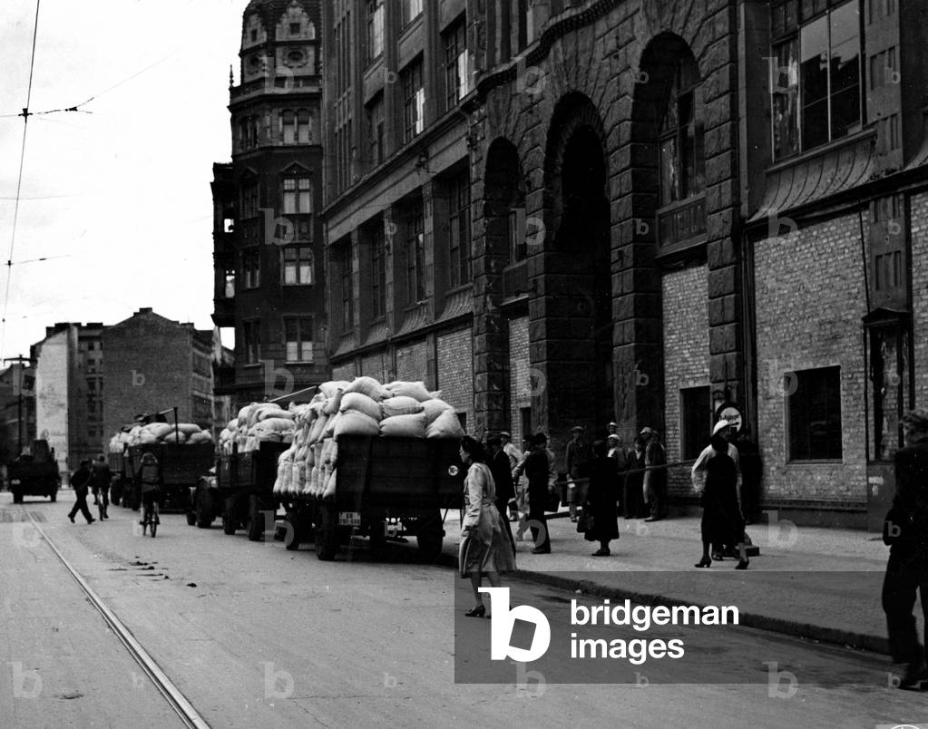 Berliners from the American sector line up in front of the Dresner Bank to receive their new Deutsche Marks, 1948 (b/w photo)
