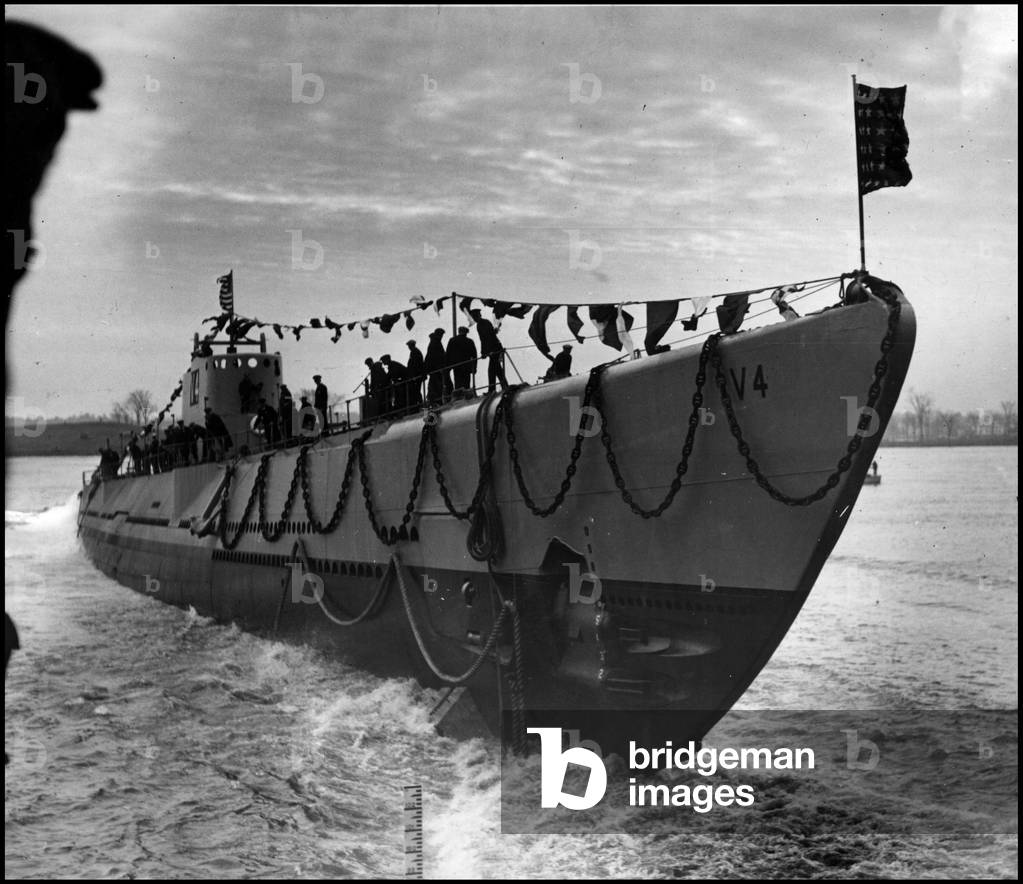 US Navy Arsenal in Portsmouth (New Hampshire) November 27, 1927: The world's largest submarine USS Argonaut (SM-1) V4 is launched and launched