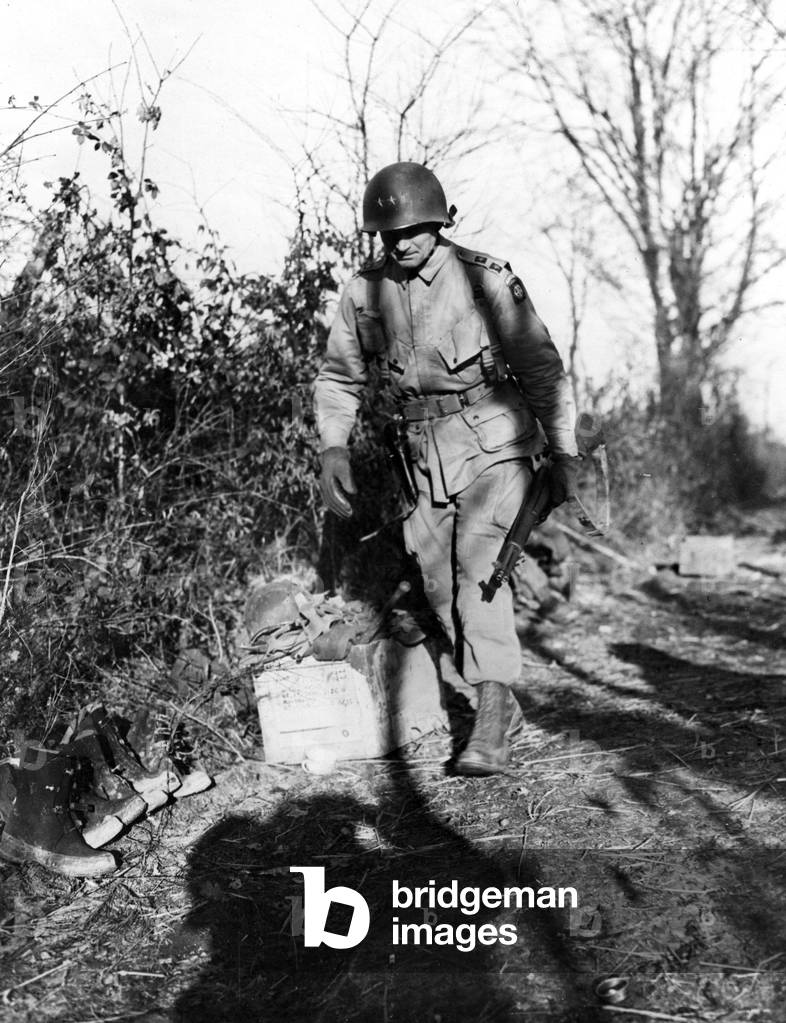 Second World War (1939-1945) - World War II (WWII or WW2), Battle of the Bulge (1944-1945) Belgium around December 17, 1944: General James Gavin (CG of the 82nd US Aeroportee Division) heads to his command post