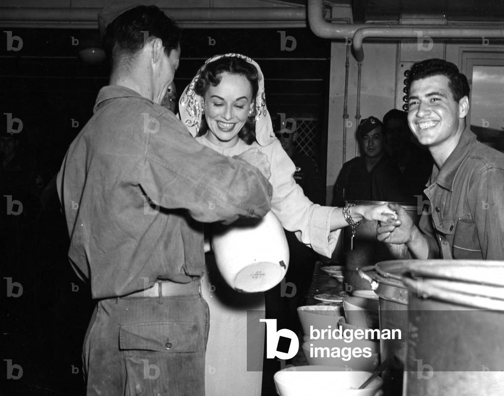 WWII:Frankfurt am Main (Germany) June 4, 1946: During her tour in the US occupation zone, American actress Paulette Goddard visits the mess of the 508th Regiment of Infantry Aeroportee US gets a coffee served by a GI's
