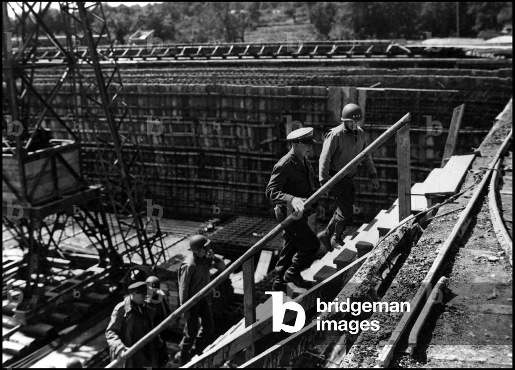 Second World War (1939-1945): General Dwight Eisenhower (1890-1969) and General Omar Bradley (1893-1981) on the Sottevast Brix RLW (Sottevast-Brix), a bunker on a German V1-V2 base under construction to launch V2 fusees, located 13 km south of Cherbourg and was captured by the troops of the 7th US Corps during their advanced on Cherbourg. Photography at the end of June 1944.