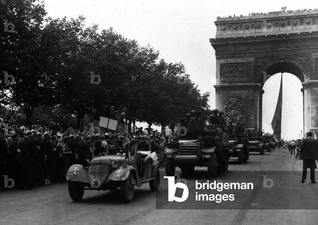 Second World War (1939-1945): Paris (France) 26 August 1944: A column of half-tracks of the French 2nd DB and FFI vehicles are acclaimed during their descent from the Champs-Elysees