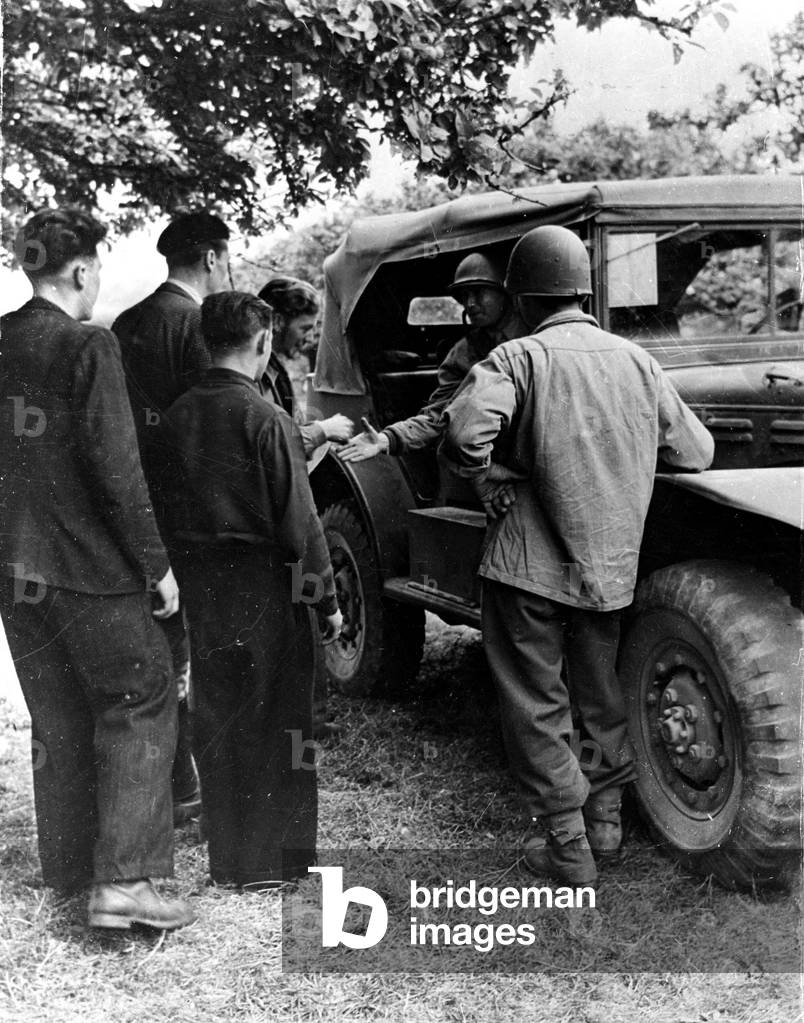 Second World War (1939-1945): Orne (France) August 1944: Young Normans want to join the French 2nd DB: they talk with an officer of this division