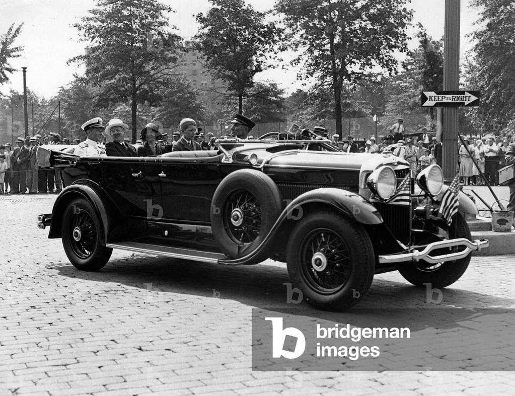 Washington DC, USA, June 20, 1930: Richard Evelyn Byrd (1888-1957) was received in the White House after returning from Antarctica. On his arrival, he, his wife and son were accompanied by Gilbert Grosvenor (1875-1966), president of the National Geographic Society - Washington DC, USA, 20th June 1930: Richard Evelyn Byrd (1888-1957) is welcomed in the city after his return from Antarctica, he is shown in the car with his wife, his son and President of the National Geographic Society Gilbert Grosvenor (1875-1966)
