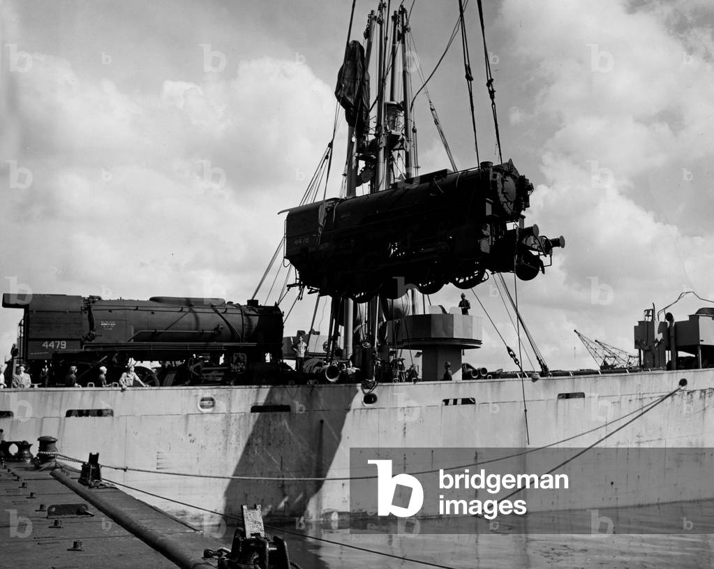 Second World War (1939-1945): Bremenhaven (Germany) July 18, 1945: The first locomotive coming directly from the United States was unloaded from the Liberty Ship Filipi of Bastrop on the wharf of the port.